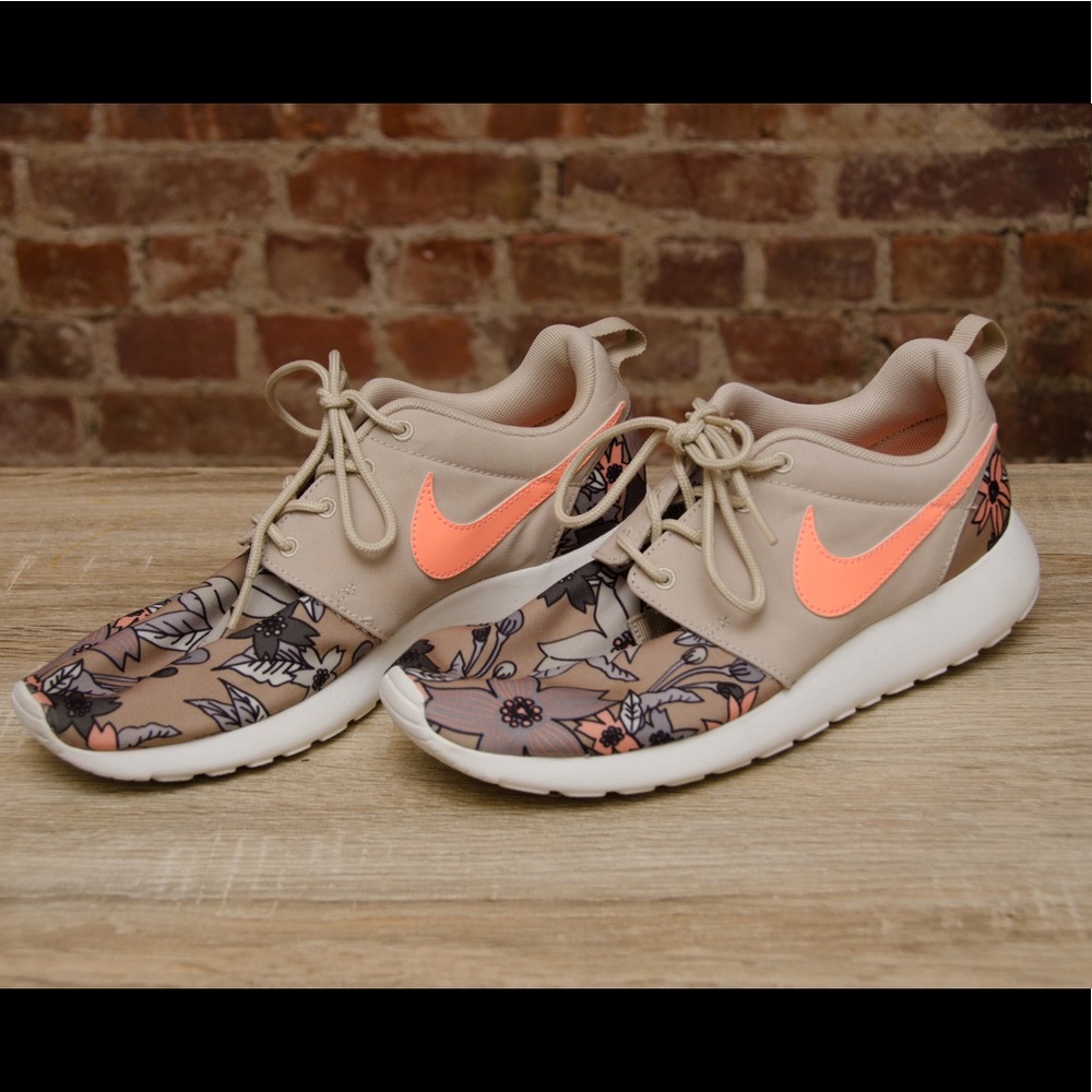 Women’s Nike Sneakers Size 7.5